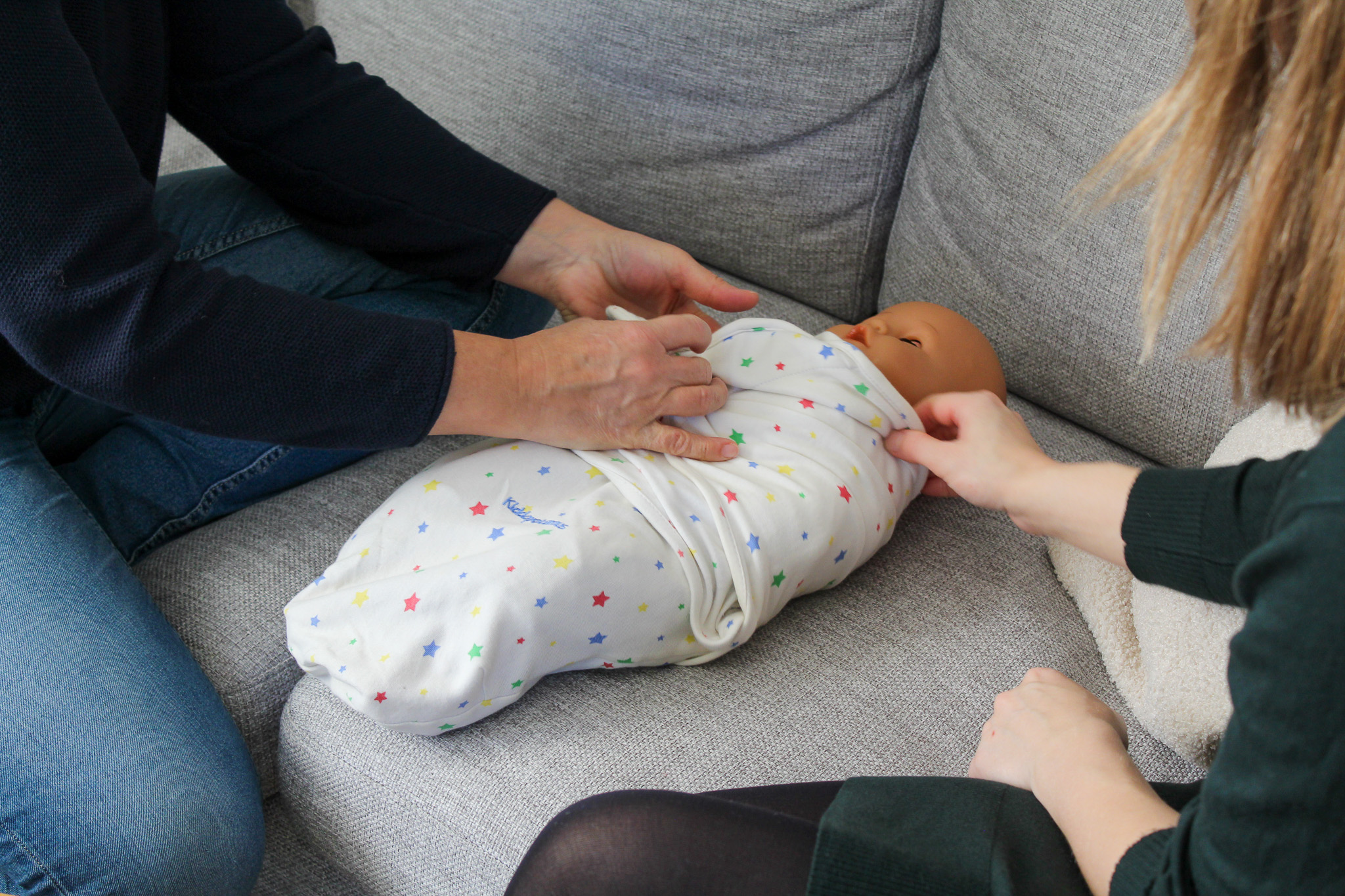 Hebamme Irena zeigt das richtige Pucken eines Babys