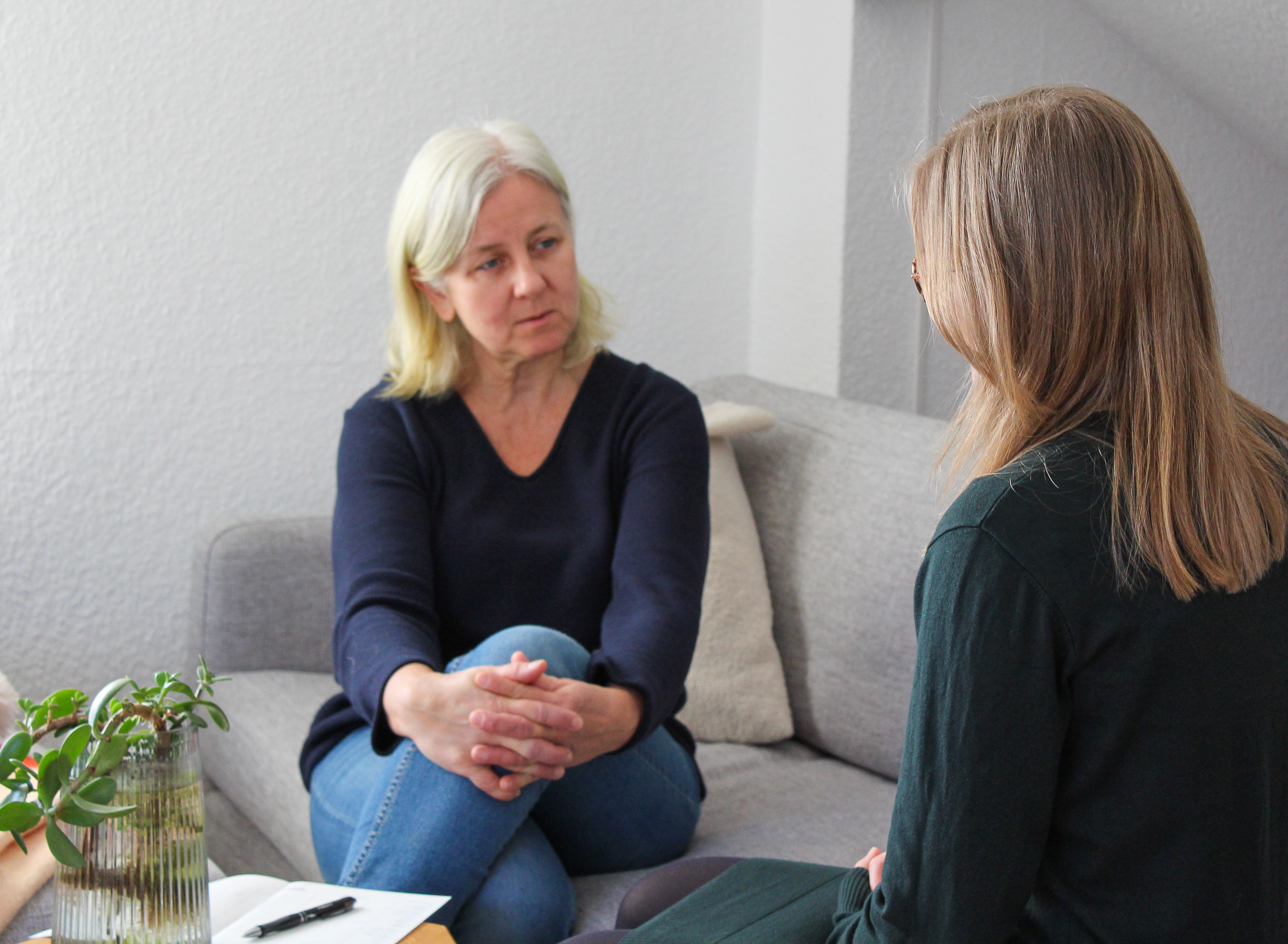 Hebamme Irena im persönlichen Beratungsgespräch mit einer werdenden Mutter